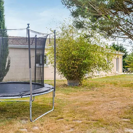 In St-michel-lecluse-le- Holiday home *